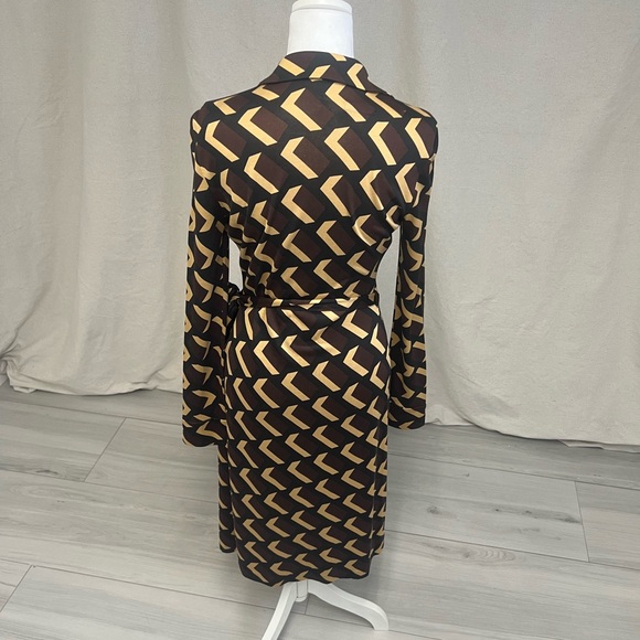Diane Von Furstenberg Women's Wrap Dress Black Gold Geometric Silk Sz 4 - Picture 4 of 9